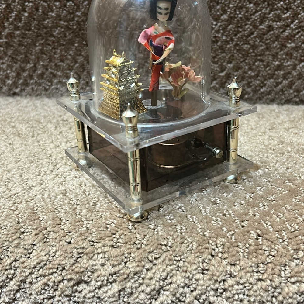 Working Vintage Japanese Doll Music Box with Gold Pagoda Vintage Geisha - Picture 4 of 8